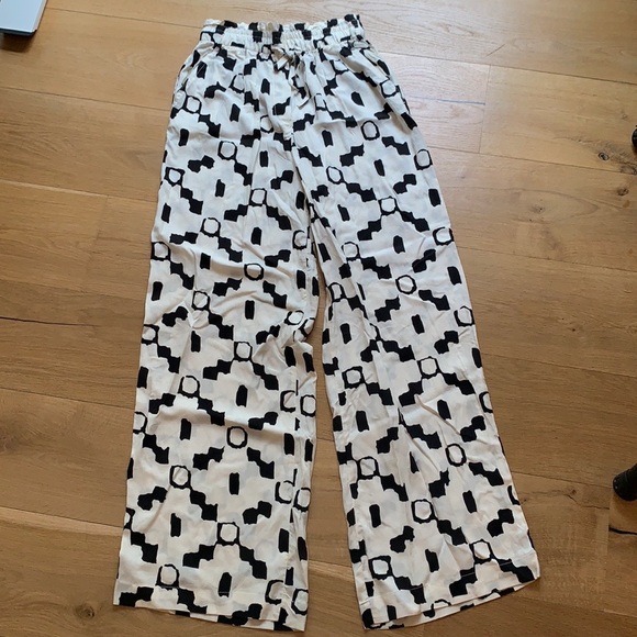 NWOT Wide leg flowy pants with a cool print - Picture 2 of 5
